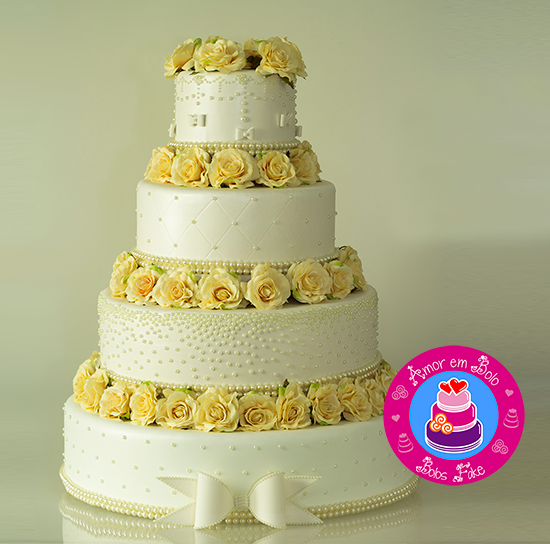 Bolo de Casamento com laço e rosas amarelas